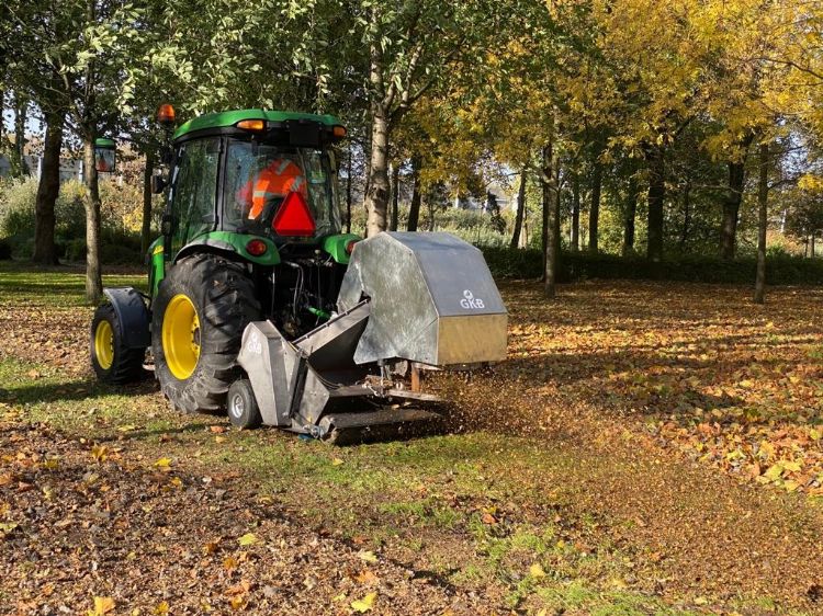 De bladmulcher of mulchmachine De bladmulcher of mulchmachine