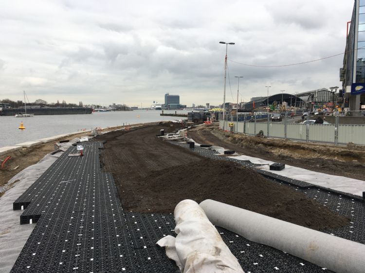 Inrichten van een groeiplaats met de Permavoid-sandwichconstructie aan de De Ruijterkader in Amsterdam Inrichten van een groeiplaats met de Permavoid-sandwichconstructie aan de De Ruijterkader in Amsterdam