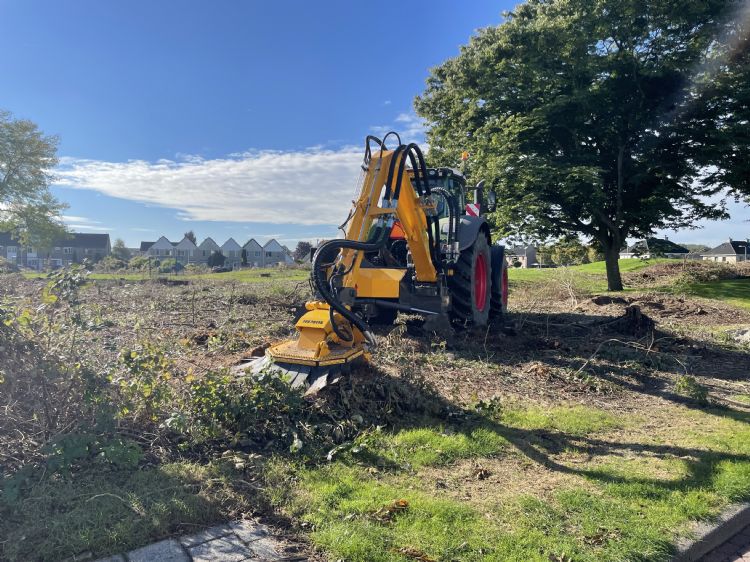 De zwenkbeweging van de giek kun je volautomatisch aanpassen aan de werkdruk van het freeswiel. De zwenkbeweging van de giek kun je volautomatisch aanpassen aan de werkdruk van het freeswiel.