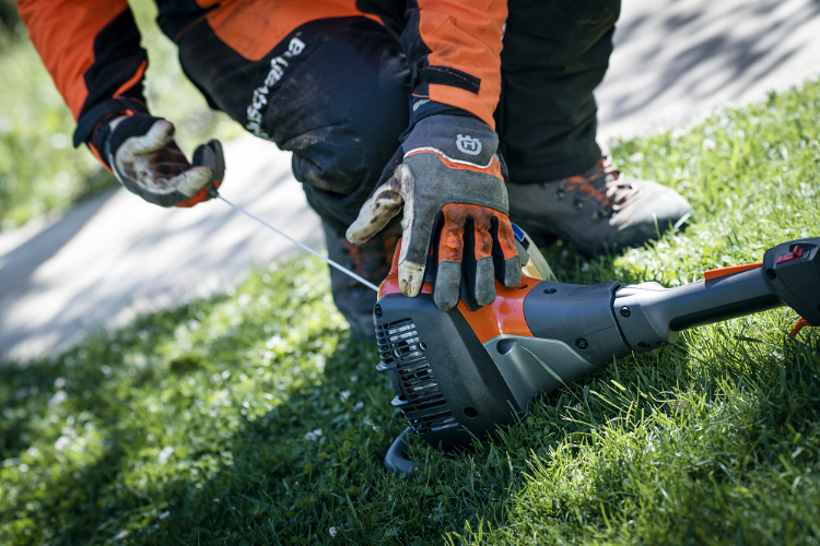 Husqvarna 525P4S: lichter en minder trillingen. Dat is zowel bij brandstof- als bij accuhandgereedschap de insteek Husqvarna 525P4S: lichter en minder trillingen. Dat is zowel bij brandstof- als bij accuhandgereedschap de insteek