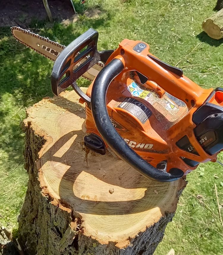 De ergonomische schuine stand van de 'rondgreep' van de ECHO DCS2511T De ergonomische schuine stand van de 'rondgreep' van de ECHO DCS2511T