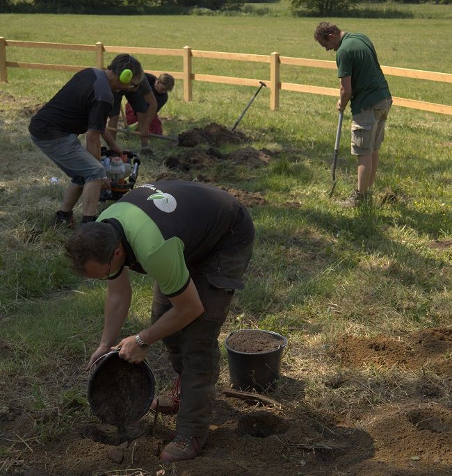 Er wordt een bodemverbeterend mengsel aangebracht Er wordt een bodemverbeterend mengsel aangebracht