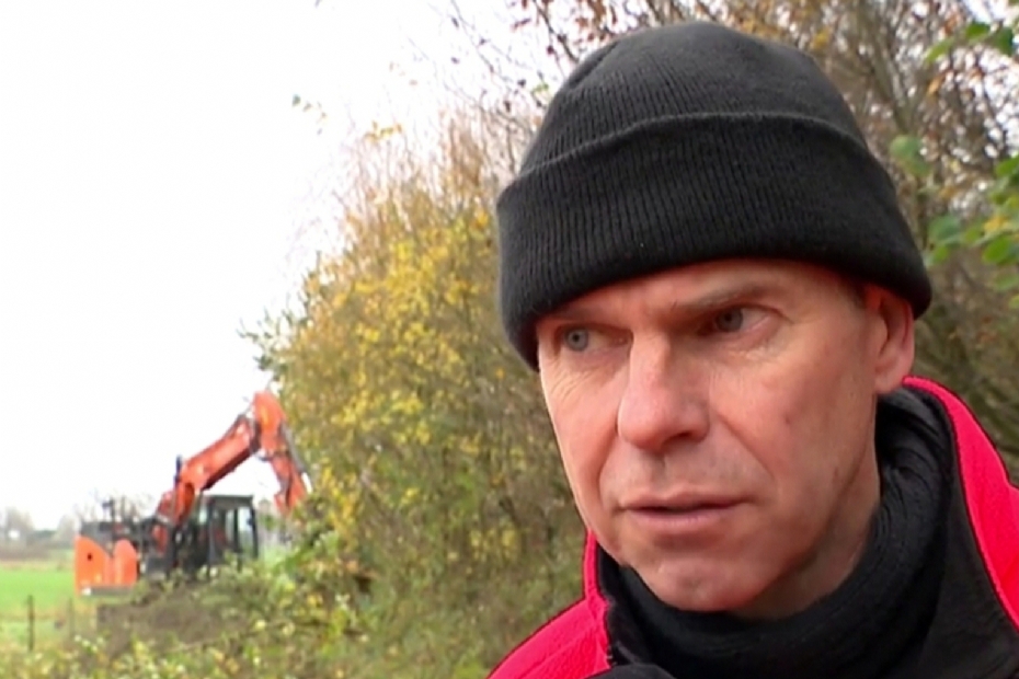 Toezichthouder Jeroen de Rooij van de gemeente Roosendaal: 'Ik had andere ervaringen met accukettingzagen, maar zie nu met eigen ogen dat ze inmiddels heel krachtig zijn.' Toezichthouder Jeroen de Rooij van de gemeente Roosendaal: 'Ik had andere ervaringen met accukettingzagen, maar zie nu met eigen ogen dat ze inmiddels heel krachtig zijn.'