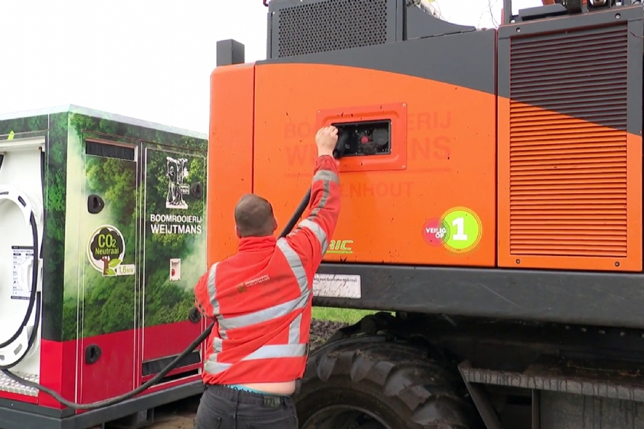 Opladen van de mobiele elektrische kraan op locatie in Roosendaal via een accucontainer. De accucontainers worden door Weijtmans opgeladen op de werf in Udenhout of in Son. Opladen van de mobiele elektrische kraan op locatie in Roosendaal via een accucontainer. De accucontainers worden door Weijtmans opgeladen op de werf in Udenhout of in Son.