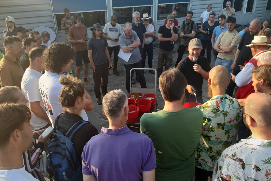 De bezoekers verzamelen zich rond Jellema, die de verschillende bodemverbeteraars laat zien