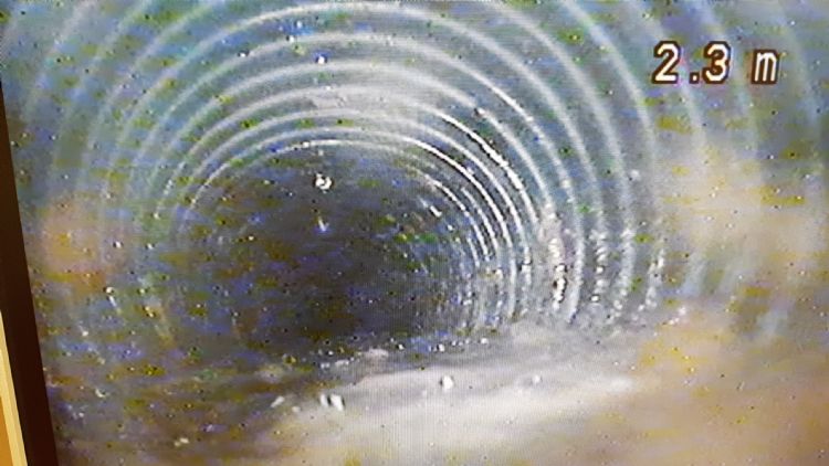 Visuele inspectietechniek: een doorsteekapparaat met camera duikt in riool of drainage en legt op video eventuele blokkades vast. Visuele inspectietechniek: een doorsteekapparaat met camera duikt in riool of drainage en legt op video eventuele blokkades vast.