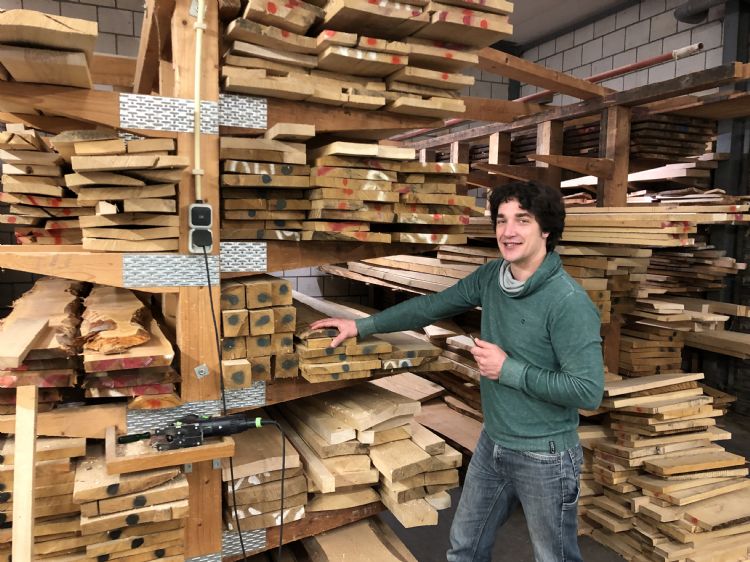 Jelmer van der Sluis bij de voorraad inmiddels gedroogd hout Jelmer van der Sluis bij de voorraad inmiddels gedroogd hout