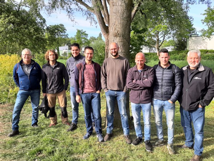 De docenten op de foto met enkele van hun studenten. Helemaal links Frits Spek, helemaal rechts Corik Geurts, vierde van links John van Veldhoven, vijfde van links Bram van Maris