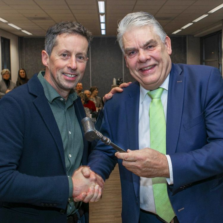 Links: René Willemsen die Jos Kersten de hand schudt 