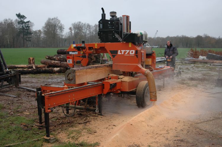 Professional Bert Braakman stuurt met afstandsbediening zijn Wood-Mizer aan.