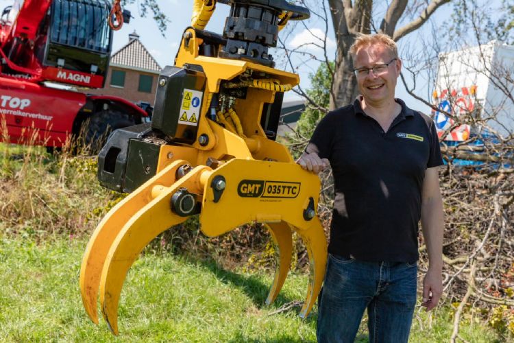 Michel Gierkink bij de lichtgewicht, pendelend opgehangen GMT035 TTC-velkop. Deze is fixeerbaar. Hierdoor kan een professional afgezaagde takken volledig onder controle uit een – hoge – kruin plukken. Foto: Anja Onst