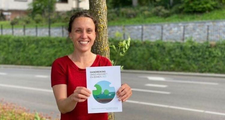 Melanie Brunings ontvangt het eerste exemplaar. Foto: Norminstituut Bomen