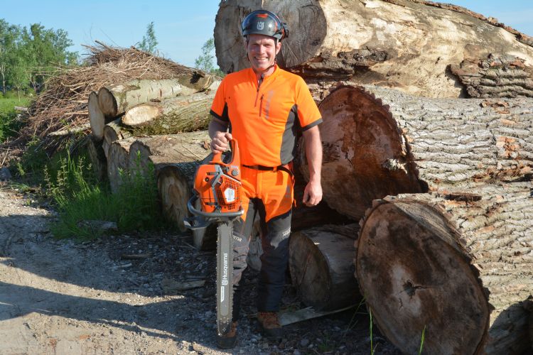 Erik de Groot met het geteste prototype van de Husqvarna 592XPP