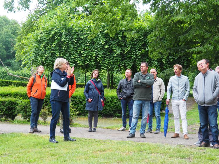 Angeline Mette met de groep deelnemers