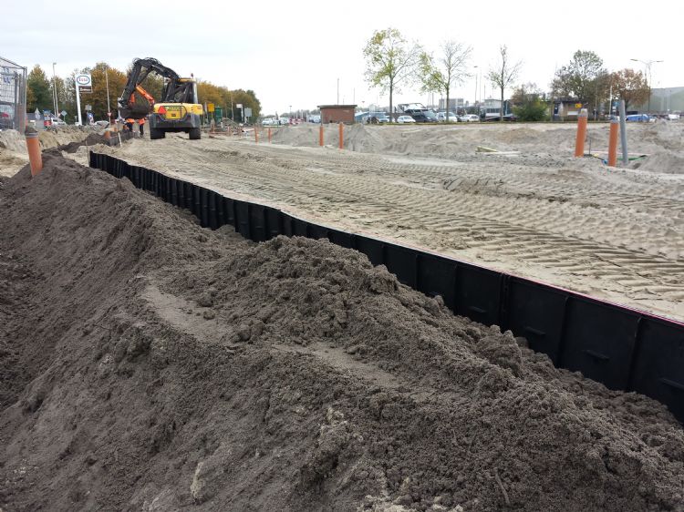 De installatie van de Tree Root Guide aan de havenkade