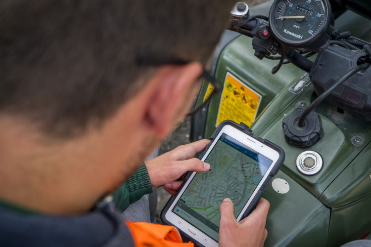 De aannemer werkt met een digitale kaart, gebaseerd op GIS