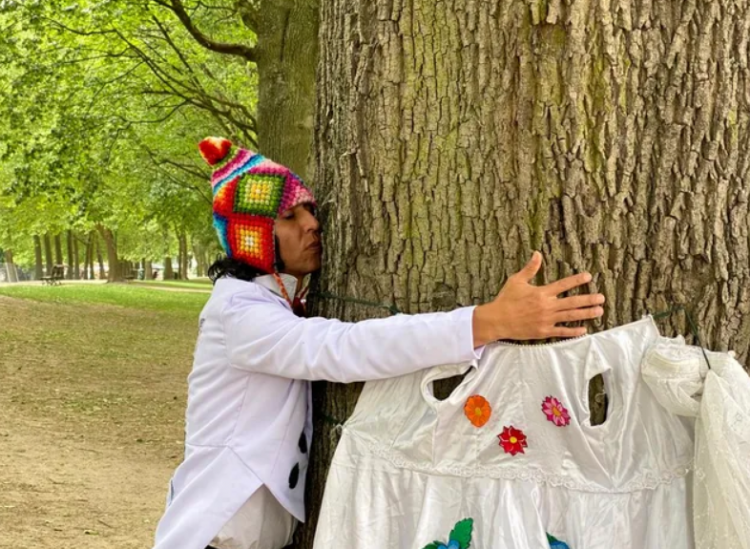 Acteur Richard Torres trouwde in Brussel met een boom© BRUZZ