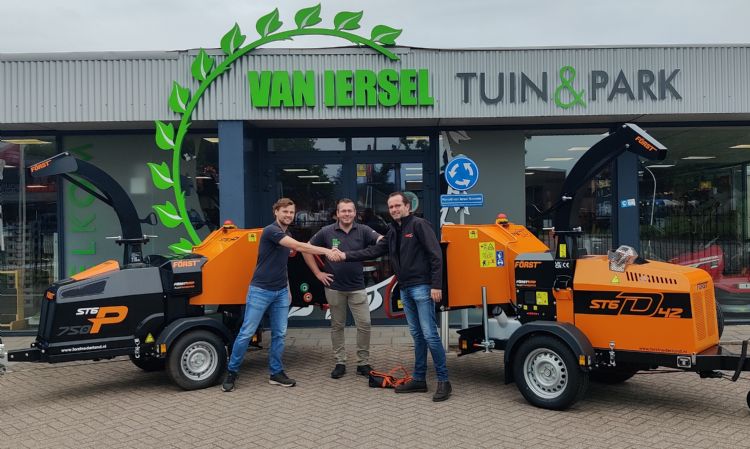 Maarten Klein kwam de eerste Först-versnipperaars persoonlijk afleveren. Van links naar rechts: verkoper Bart van Iersel, bedrijfsleider Peter van den Crommenacker en Maarten Klein van Först Nederland