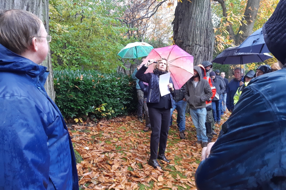 Angeline Mette tijdens de buitenexcursie