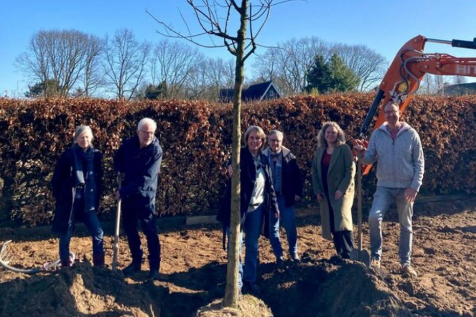 De 90.000e boom in Sint Agatha werd geplant door wethouder Maas (midden) samen met buurtbewoners