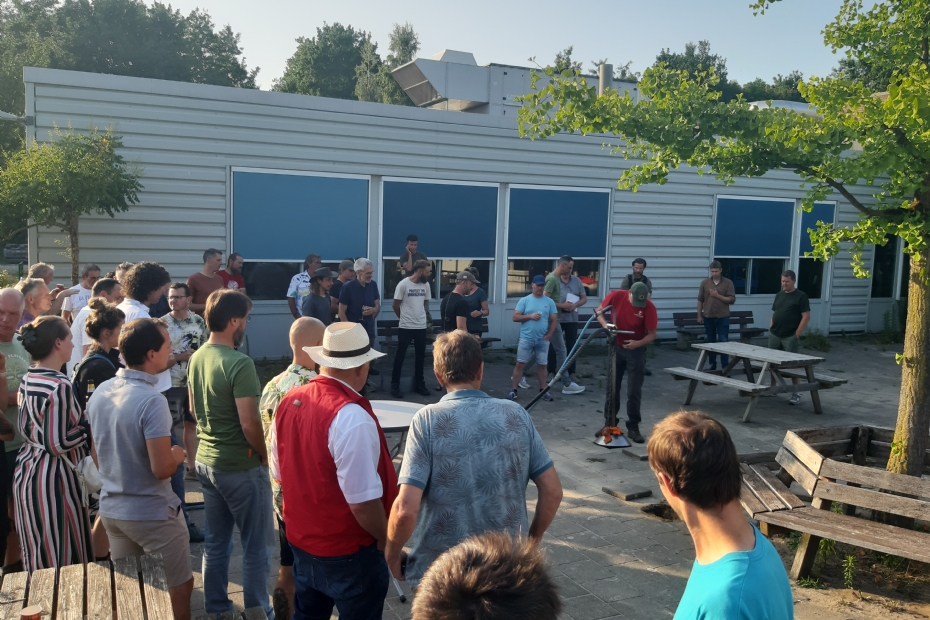 De bodem van de groeiplaats van de <i>Ginkgo</i> die in 1985 op het schoolplein is geplant, wordt pneumatisch verbeterd door Boomtotaalzorg met de Tree Life Unit