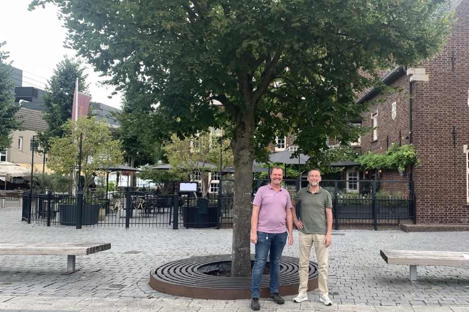 Harm van Aalst (links) en Paul van de Wiel bij het jonge Prilleke op het marktplein in Uden