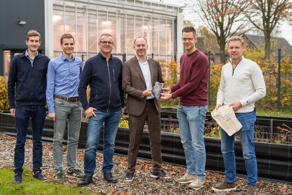 Van links naar rechts: Thomas Gillis (MT Soiltech), Freek van Iersel (MT Soiltech), Edwin van Iersel (Van Iersel groep), wethouder Bas van der Pol (gemeente Tilburg), Bram van Iersel (Van Iersel groep) en Mark van Iersel (Van Iersel groep).