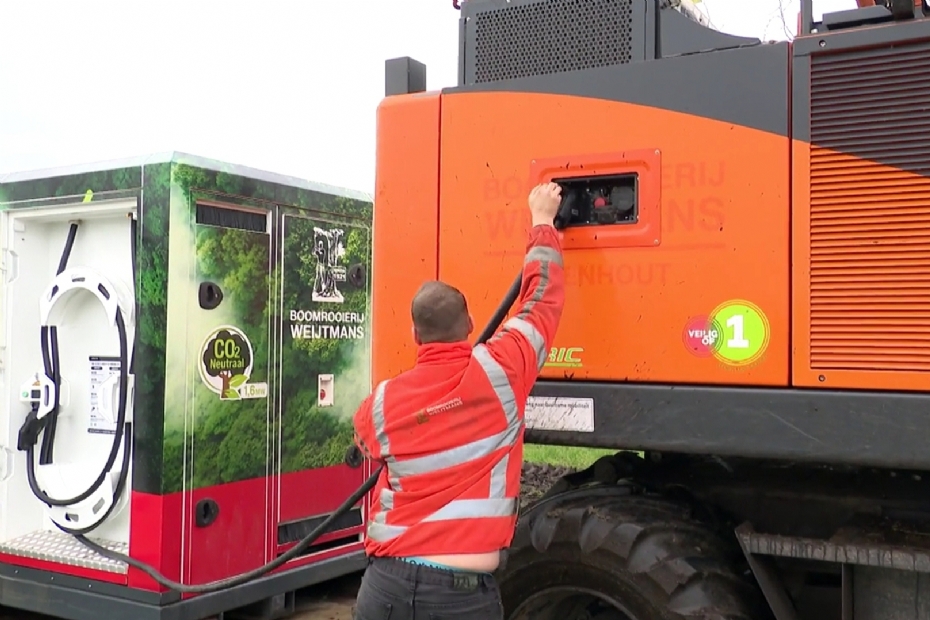 Opladen van de kraan bij de accucontainer
