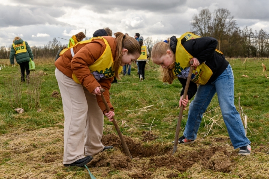 Op de Boerenboomfeestdag graven kinderen een plantgat - Foto: Piet Levering