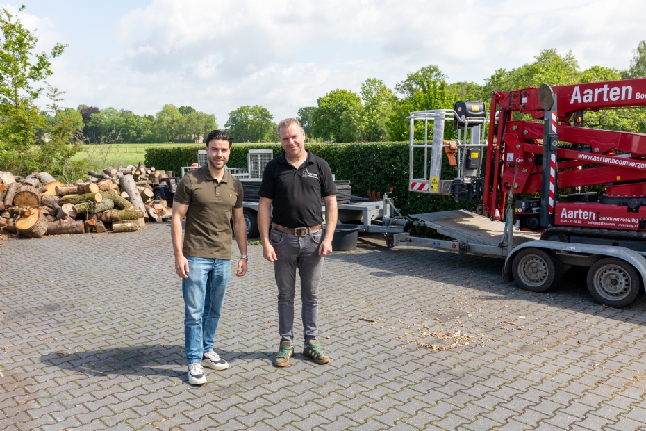 Eelco Jansen van Aarten Boomverzorging (r) en consultant van Become-IT Maarten van Eeden
